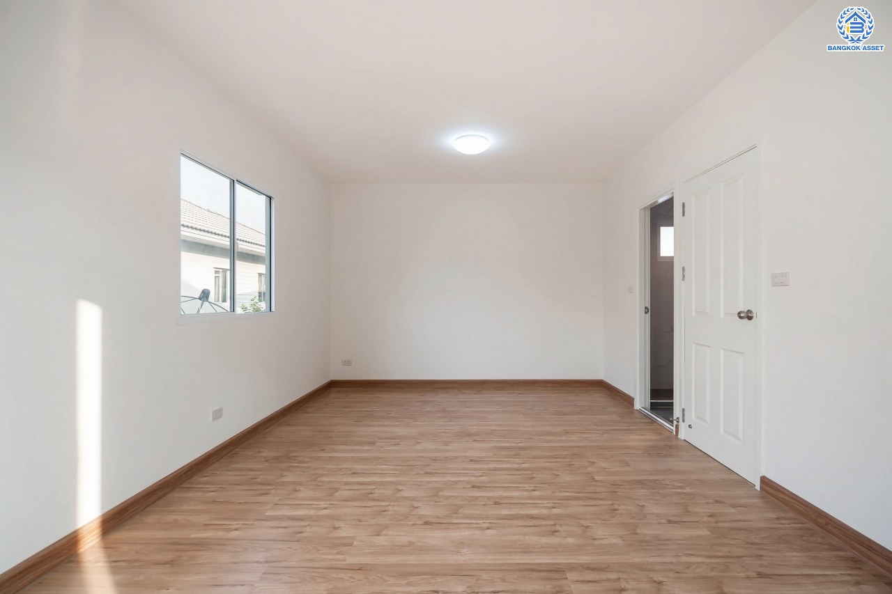 บ้านมือสองตกแต่งใหม่ โครงการ พฤกษาวิลเลจ30 เดอะซีซั่น แจ้งวัฒนะ-ราชพฤกษ์ หลังมุม ทำเลย่านปทุมธานี เนื้อที่ 53 ตร.ว. ฟังก์ชัน 3 ห้องนอน 2 ห้องน้ำ 1 ห้องอเนกประสงค์ จอดรถได้ 2 คัน เดินทางสะดวกสบายเข้า-ออกได้หลายเส้นทาง ใกล้เมืองทองธานี และจุดขึ้นทางด่วน "แจ้งวัฒนะ"